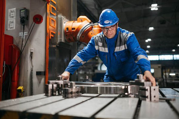 CNC üretim sahasında çalışan teknik personel